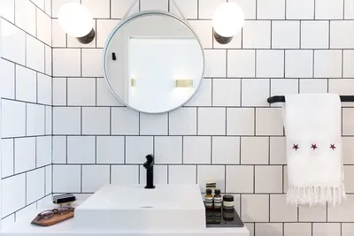 Ванная комната с белым кафелем: современный и утонченный стиль