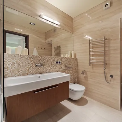 Вдохновляющая ванная комната с бежевой ванной