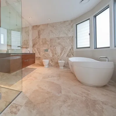 Фотоинтерьер ванной комнаты с бежевой ванной