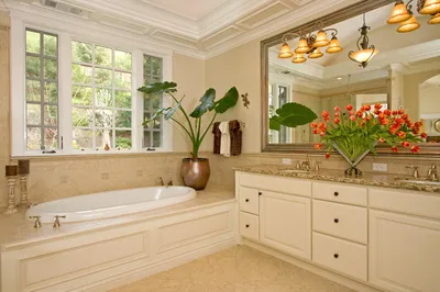 Фотография роскошной ванной комнаты с бежевой ванной
