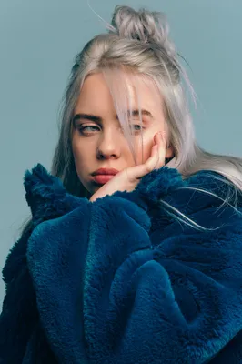 Изображение Billie Eilish с эффектом галактики