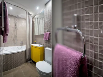 Бюджетный вариант ванной комнаты с использованием ярких цветов