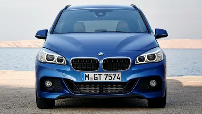 BMW 2 Series Convertible 2023: Фото на фоне природы