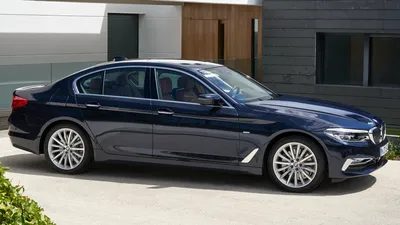 BMW 5 Series 2023 на фото в городской среде