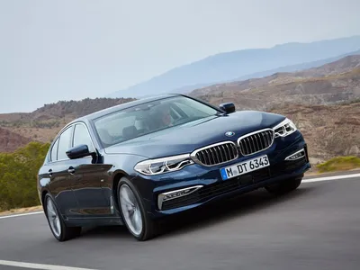 BMW 5 Series 2023 на фото с прозрачной крышей