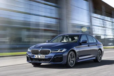 BMW 5 Series 2023 на фото в классическом стиле