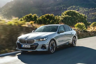 Фото BMW 530e 2023 на фоне красивых пейзажей