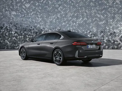 Изображения BMW 530e 2023 на дороге