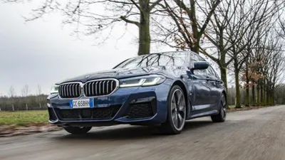 Фото BMW 530e 2023 на трассе