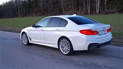 Новая BMW 530e 2023 на фото