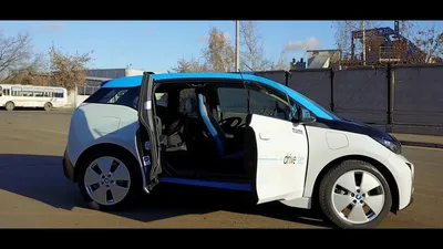 BMW i3 2023: фото на фоне природы