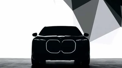 Фото BMW i7 2023: лучшие снимки на фоне города