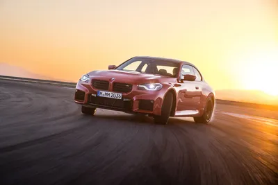 Красивые фотографии BMW M2 2023 на дороге