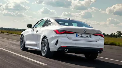 Фото BMW M440i xDrive 2023: на дороге в поле