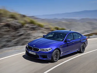 BMW M5 2023: изображения в движении