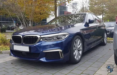 BMW M550i xDrive 2023: Фото в движении