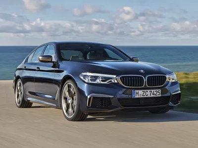 BMW M550i xDrive 2023: Фото на трассе