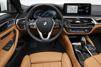 BMW M550i xDrive 2023: Фото в белом цвете