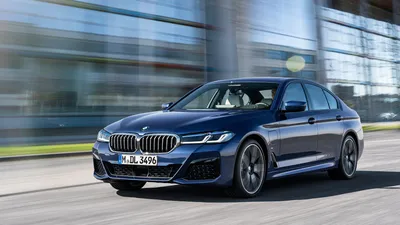 BMW M550i xDrive 2023: Фото в зеленом цвете