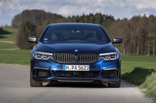 BMW M550i xDrive 2023: Фото в желтом цвете