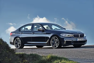 Фото BMW M550i xDrive 2023 на дороге