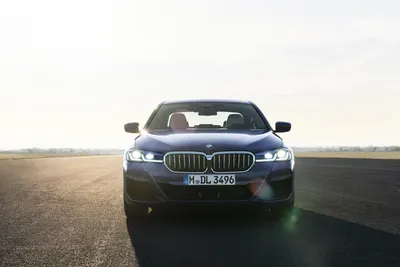 Фото BMW M550i xDrive 2023 в движении