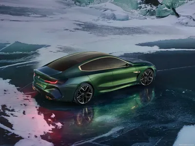 Изображения BMW M8 Competition Gran Coupe 2023 в ночном свете 