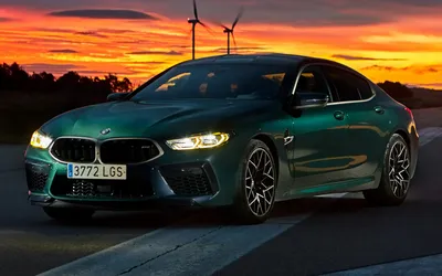 Фотографии BMW M850i Gran Coupe 2023 на фоне города