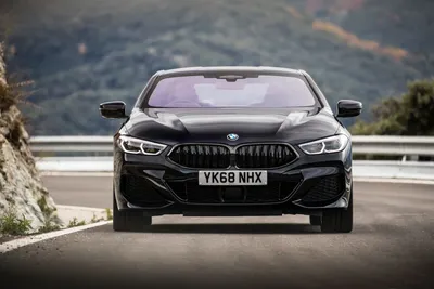 Фото BMW M850i xDrive 2023 на трассе