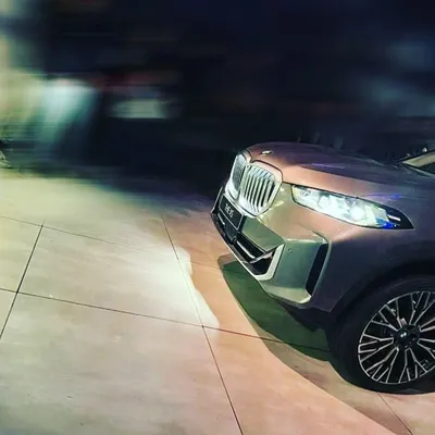 BMW SUVs 2023 с панорамной крышей на фото