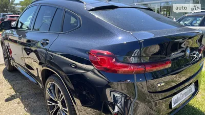 BMW X4 2023: фото на фоне городской панорамы