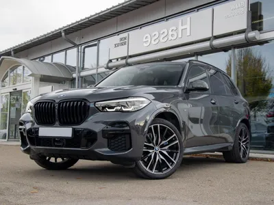 Фото BMW X5 2023 с возможностью раскладывать задние сидения