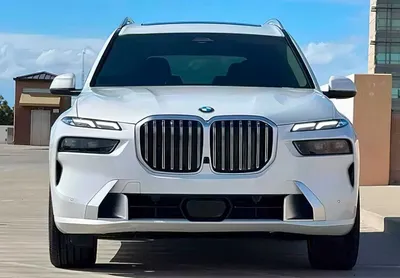 Фотография BMW X7 xDrive40i 2023 с уникальным дизайном колес