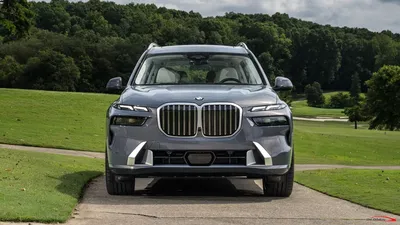 Фото BMW X7 xDrive40i 2023 с панорамной камерой