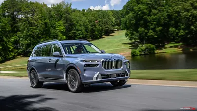 Фото BMW X7 xDrive40i 2023 на фоне заката в горах