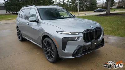 Фото BMW X7 xDrive40i 2023 на фоне ночного неба