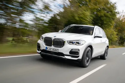 Фото BMW X7 xDrive45e 2023 на выставке