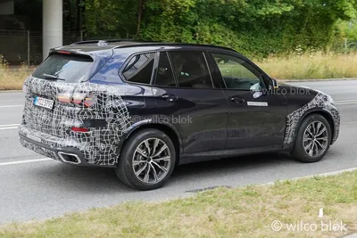 Фото BMW X7 xDrive45e 2023 в различных ракурсах