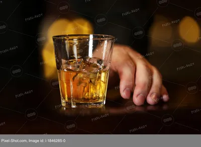 Фотография бокала виски в руке: средний размер, JPG