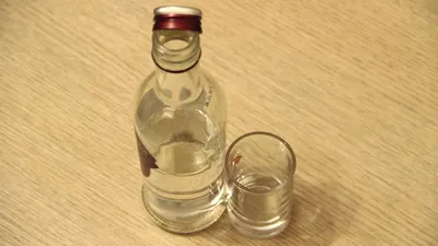 Большая бутылка водки - размер XL, формат WebP (Изображение)