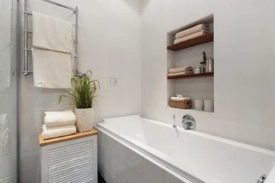 Фото ванной комнаты с большой плиткой в разных цветовых комбинациях