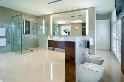 Комфорт и функциональность в дизайне большой ванной комнаты