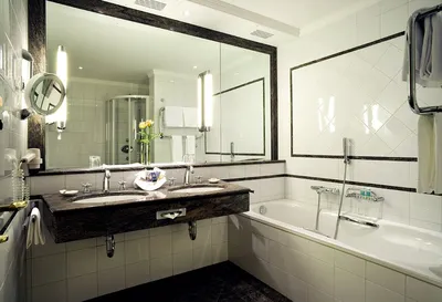 Большое зеркало в ванной фотографии
