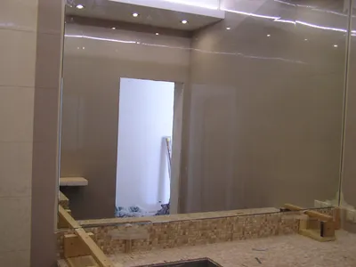 Фотография большого зеркала в ванной: элегантность и функциональность