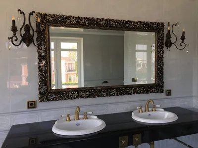 Картинка с большим зеркалом в ванной