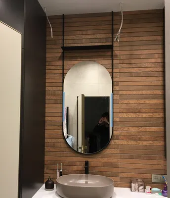 Изображение с большим зеркалом в ванной