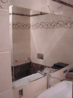 HD фото с большим зеркалом в ванной