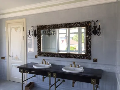 Картинка с большим зеркалом в ванной комнате
