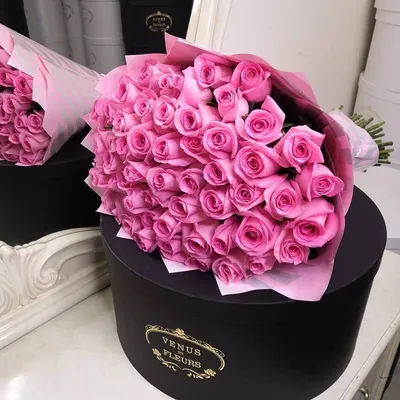 Изображение красивого большого букета роз с яркими цветами
