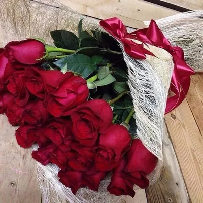 Изображение красивого большого букета роз